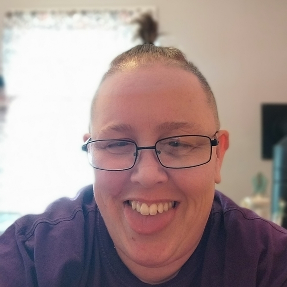 Meet your Posher, Jenn - Picture 1 of 2